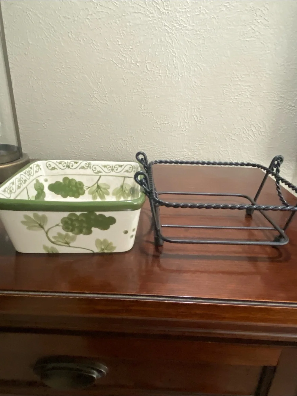 Temptations by Tara, Vineyard Green Square Baker W/ Black Wire Serving Rack 1 QT